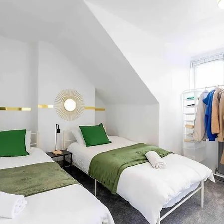 Large Flat-contractors-near Centre- Free Parking Apartment