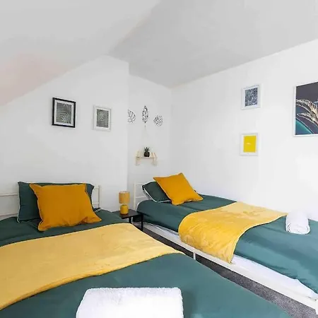 Large Flat-contractors-near Centre- Free Parking Apartment Leeds (West Yorkshire)