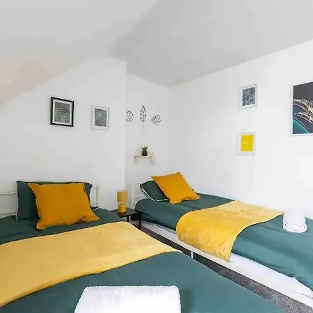 Large Flat-contractors-near Centre- Free Parking Apartment Leeds (West Yorkshire)